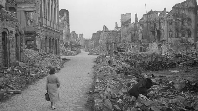 Salah satu sudut kota Dresden, Jerman, setelah pemboman pihak Sekutu pada 1945. (Sumber Wikimedia Commons/Deutsche Fotothek)