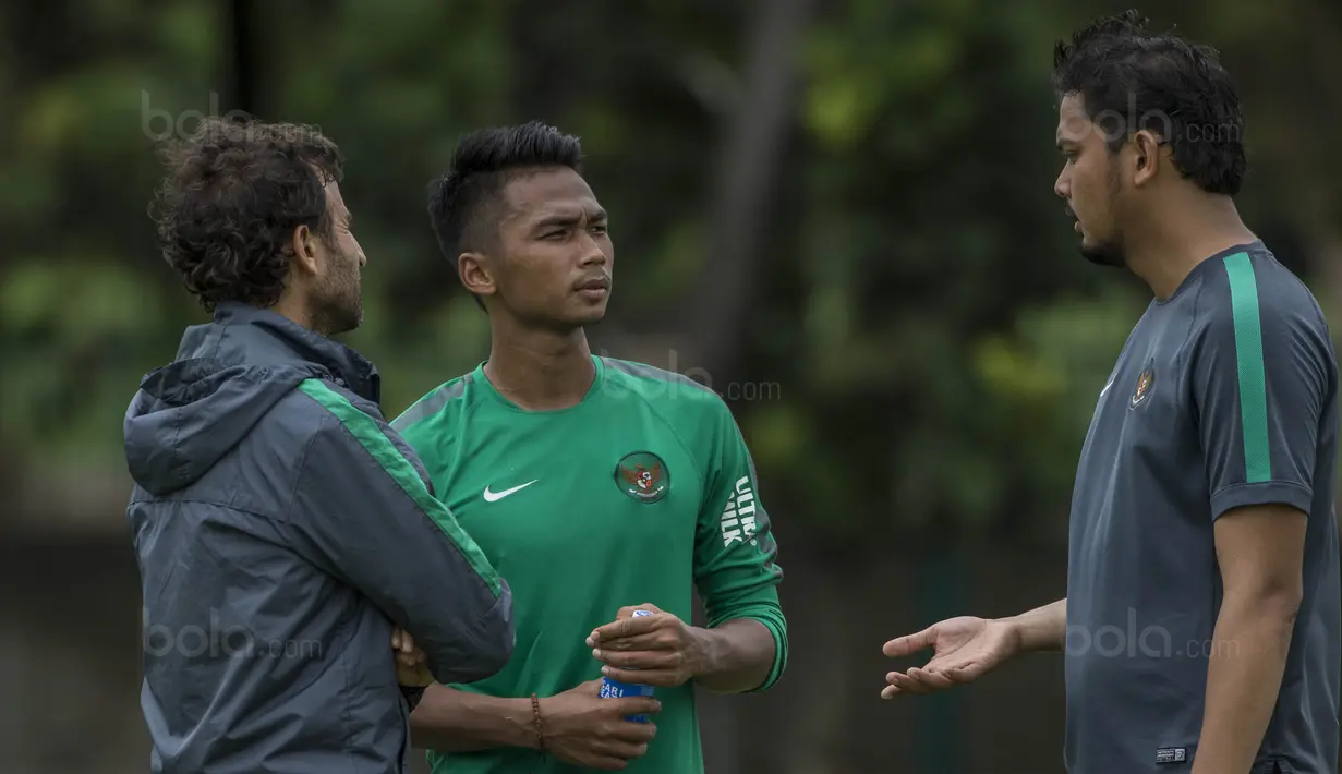 Pelatih Timnas Indonesia, Luis Milla, berdiskusi dengan pemainnya, Bagas Adi, usai latihan di Lapangan ABC Senayan, Jakarta, Jumat (19/1/2018). Pemusatan latihan ini dilakukan jelang Asian Games 2018. (Bola.com/Vitalis Yogi Trisna)