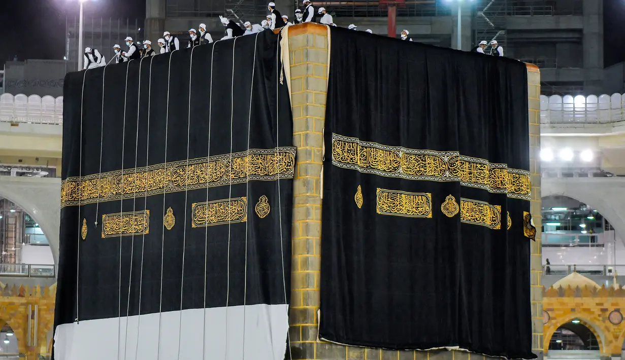 Kiswah baru, atau kain hitam dipasangkan di situs paling suci Islam, Ka'bah di Mekah (29/7/2020). Kain ini biasanya diganti setiap tahun pada tanggal 9 Dzulhijjah, hari ketika jamaah haji berjalan ke Bukit Arafah pada musim Haji. (Saudi Media Ministry via AP)