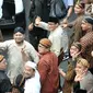 Pasangan capres dan cawapres Prabowo Subianto-Sandiaga Uno menyapa pendukungnya dengan salam dua jari saat mengikuti pawai Deklarasi Kampanye Damai di Monas, Minggu (23/9). (Merdeka.com/Iqbal Nugroho)