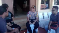 Menggunakan area halaman Mapolres Garut, Kapolres Garut namapk berdiskusi dengan sejumlah wartawan Garut, menyikapi aksi kekerasan yang menimpa dua wartawan di kota Bandung oleh oknum polisi, saat perayaan May day kemarin. (Liputan6.com/Jayadi Supriadin)