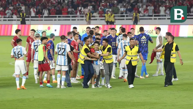 Pitch Invasion Timnas Indonesia vs Argentina