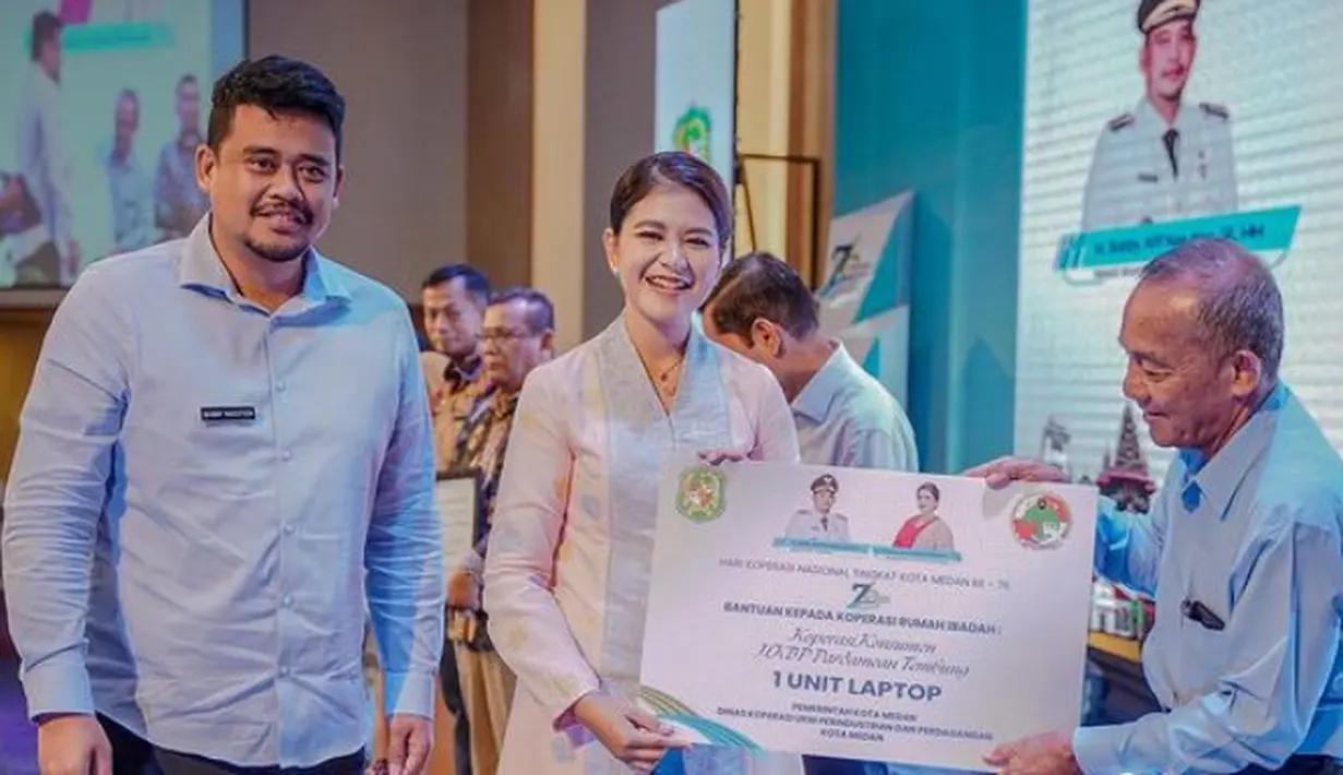 Kahiyang pun kerap mengenakan busana wastra nusantara saat mendampingi Bobby. Misalnya ia mengenakan baju model kebaya warna pink beraksen biru dipadukan rok songket biru.[@ayanggkahiyang]