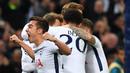 Gelandang Tottenham Hotspur, Harry Winks, merayakan gol yang dicetak oleh Christian Eriksen ke gawang Real Madrid pada Liga Champions di Stadion Wembley, London, Rabu (1/11/2017). Tottenham Hotspur menang 3-1 atas Real Madrid. (AFP/Ben Stansall)
