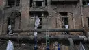 Presiden Ukraina, Volodymyr Zelensky, pada Rabu (4/2/2026), menyatakan pemerintah terus berupaya memulihkan pasokan listrik di Kyiv dan sejumlah wilayah lain setelah Rusia melancarkan serangan yang menargetkan sektor energi. Tampak dalam foto, para pekerja membersihkan kerusakan di Pembangkit Listrik Tenaga Panas (PLTP) Darnytsia setelah serangan Rusia di Kyiv, Ukraina, Rabu 4 Februari 2026. (AP Photo/Sergei Grits)