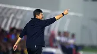 Pelatih kepala Timnas Indonesia U-20, Indra Sjafri memberikan arahan kepada anak asuhnya pada laga Grup F Kualifikasi Piala Asia U-20 2025 melawan Timor Leste di Stadion Madya, Senayan, Jakarta, Jumat (27/09/2024). (Bola.com/Bagaskara Lazuardi)