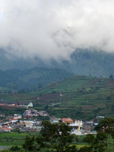 Masyarakat Dieng tinggal di kaldera raksasa purba dengan belasan kawah aktif . (Foto: Liputan6.com/Muhamad Ridlo)