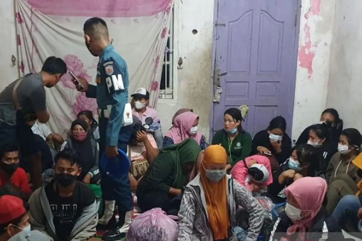 TNI AL mendata pekerja migran Indonesia (PMI) ilegal di Tanjung Balai, Sumatera Utara, Senin (28/2/2022) (ANTARA/HO-Koarmada I)