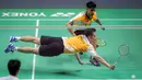 <p>Pebulu tangkis ganda putra Indonesia, Moh Reza Pahlevi (depan) gagal menjangkau bola saat menghadapi pasangan Malaysia, Man Wei Chong/Kai Wun Tee pada laga semifinal turnamen bulu tangkis Indonesia Open 2024 di Istora Senayan, Jakarta, Sabtu (8/6/2024). Sabar Karyaman/Moh Reza Pahlevi kalah dua game langsung 27-29, 13-21. (Bola.com/Bagaskara Lazuardi)</p>