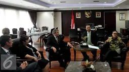 Ketua MPR Zulkifli Hasan (kanan) berbincang dengan Senator Australia Barat Chris Back (kiri) di Kompleks Parlemen, Jakarta, Senin (28/9/2015). Pertemuan untuk menjalin kerjasama antar parlemen kedua negara. (Liputan6.com/Johan Tallo)