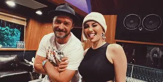 Bersama dengan Justin Timberlake, Agnez Mo tampil dengan halter neck hitam crop top dipadukan celana denim berkantung besar. Sambil mengenakan bennie putihnya. [@agnezmo]