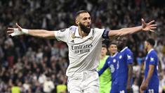 Pemain Real Madrid, Karim Benzema melakukan selebrasi setelah mencetak gol pertama timnya ke gawang Chelsea pada laga leg pertama Liga Champions 2022/2023 di Santiago Bernabeu, Madrid, Kamis (13/04/2023) WIB. Los Blancos menang dengan skor 2-0. (AFP/Javier Soriano)