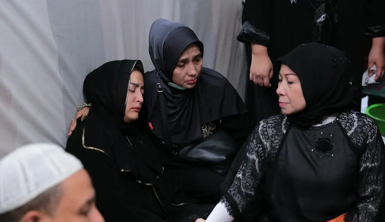 Air mata Jane Shalimar tak henti-hentinya menetes membasahi pipinya. Dari pantauan Bintang.com, mata artis senior itu terlihat sembab. Seperti diketahui, ibunda Jane, Isye Faizah meninggal dunia pada hari ini pukul 03.15 WIB. (Adrian Putra/Bintang.com)