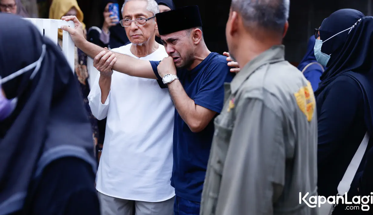 Setelah disalatkan, Afiah dimakamkan di kawasan Pasar Minggu, Jakarta Selatan. Ramzi tak henti-hentinya menangis melepas sang ibunda pergi untuk selama-lamanya. [Foto: Budy Santoso/KapanLagi.com]