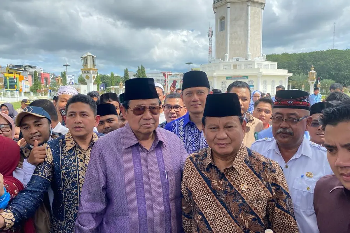 Menteri Pertahanan (Menhan) Prabowo Subianto usai menyambangi masjid baiturrahman Aceh.