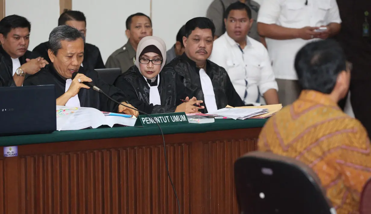 JPU membacakan berkas dalam sidang lanjutan Basuki Tjahaja Purnama (Ahok) di Auditorium Kementan, Jakarta, Selasa (24/1). Agenda sidang masih mendengarkan keterangan saksi dari pihak JPU, di antaranya saksi fakta. (Liputan6.com/Pool/Faizal Fanani)