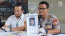 Kabid Humas Polda Metro Jaya Kombes Argo Yuwono (kedua kiri) menunjukkan foto tersangka kasus pencurian kendaraan bermotor di Polda Metro Jaya, Jakarta, Kamis (4/7/2019). Polisi menembak mati salah seorang tersangka. (Liputan6.com/Immanuel Antonius)