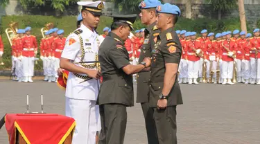 Panglima TNI Jenderal TNI Dr. Moeldoko menyematkan tanda jabatan kepada Mayjen TNI Andika Perkasa, Markas Komando Paspampres, Jakpus, Rabu (22/10/2014) (Dok.Puspen TNI)
