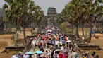 Turis mengunjungi candi Angkor Wat di provinsi Siem Reap, barat laut Kamboja pada 16 Maret 2019. Angkor Wat merupakan salah satu obyek wisata favorit dunia yang dibangun pada abad ke-12 Masehi. (TANG CHHIN Sothy / AFP)