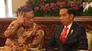 Presiden Joko Widodo berbincang dengan Menteri Perekoniman, Darmin Nastion saat rapat kerja Kementerian Perdagangan (Kemendag) 2018 di Istana Negara, Jakarta, Rabu (31/1). (Liputan6.com/Angga Yuniar)