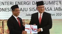 Menteri Energi dan Sumber Daya Mineral (ESDM) yang baru Bahlil Lahadalia dan pejabat lama Arifin Tasrif saat acara serah terima jabatan Menteri ESDM di Kantor Kementerian ESDM, Jakarta, Senin (19/8/2024). (merdeka.com/Arie Basuki)