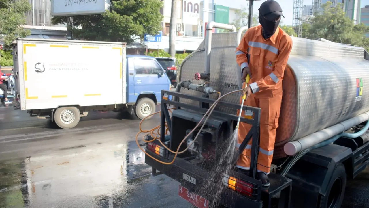 Cegah COVID-19 Meluas, Pemkot Semarang Lakukan Penyemprotan Disinfektan Massal