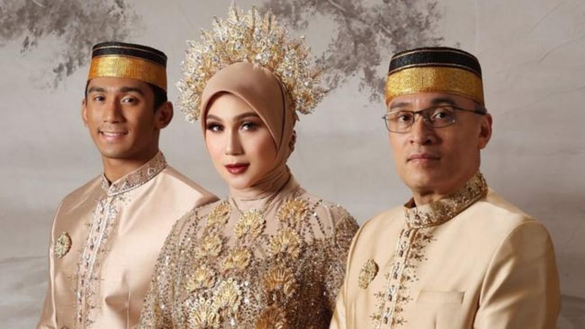 4 Potret Marini Zumarnis dan Keluarga Pakai Baju Adat Bugis, Ketampanan Daffa Wardhana Sang Putra Jadi Sorotan