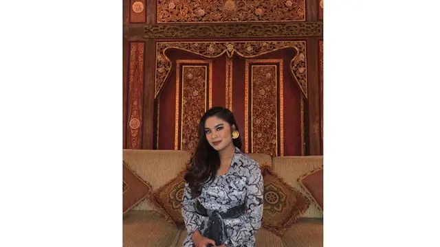 6 Gaya Syandria Cicit Soekarno saat Pakai Baju Tradisional,Tampil Modis