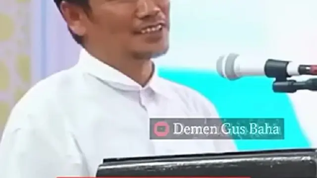 Gus Baha ceramah di atas podium (SS: YT. Short @Demengusbaha)