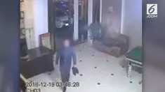 Pencuri masuk ke dalam hotel dengan melepas kedua sepatunya. Apes, ia ditangkap karena bau kaki yang masih melekat.