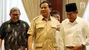 Ketua Umum dan Ketua Dewan Pembina Partai Gerindra Prabowo Subianto  berbincang Gubernur Jawa Barat Ahmad Heryawan saat melakukan pertemuan di Jakarta, Kamis (1/3). (Liputan6.com/Johan Tallo)