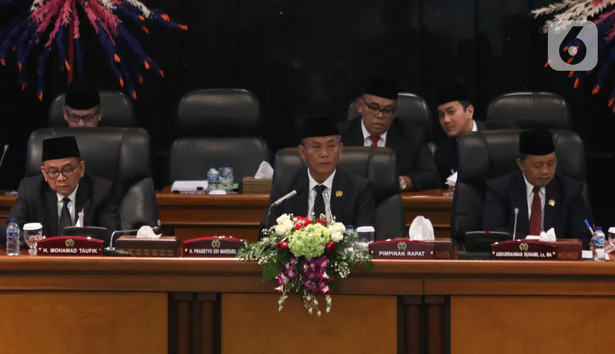 Ketua DPRD DKI Jakarta Prasetio Edi Marsudi (tengah) bersama pimpinan lainnya memimpin Rapat Paripurna di Gedung DPRD DKI Jakarta, Rabu (19/2/2020). Rapat membahas Rancangan Peraturan DPRD dan pengesahan soal Tata Tertib (Tatib) Dewan dan Pemilihan Calon Wakil Gubernur. (Liputan6.com/Angga Yuniar)