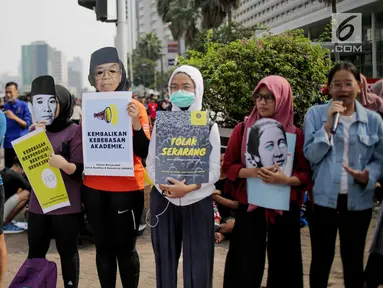 Massa yang tergabung dalam Aliansi Masyarakat Sipil untuk Keadilan dan Demokrasi menggelar aksi saat car free day (CFD) di kawasan Bundaran HI, Jakarta, Minggu (15/9/2019). Massa mengatakan RUU KUHP berpotensi digunakan untuk mengkriminalisasi korban kekerasan seksual. (Liputan6.com/Faizal Fanani)