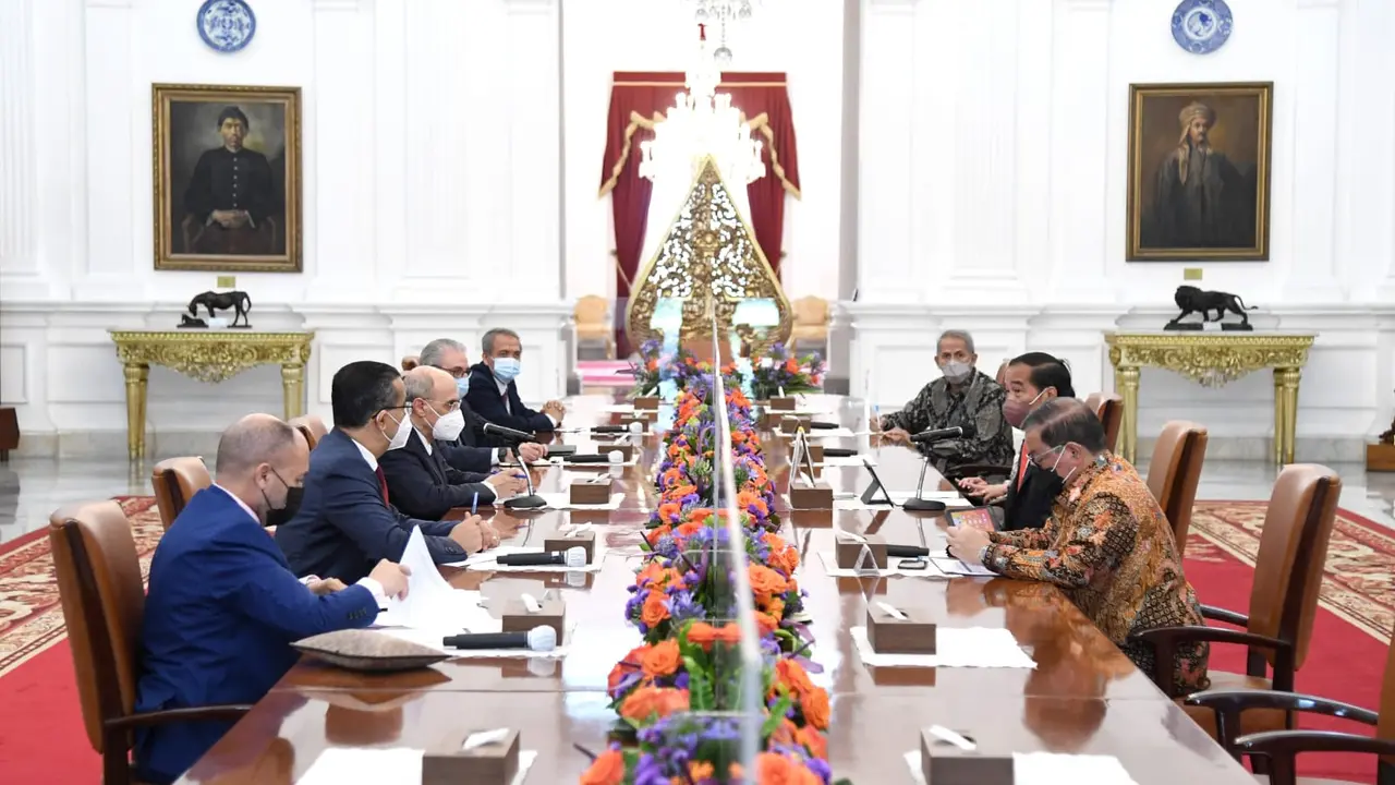 Presiden Joko Widodo (Jokowi) menerima kunjungan Presiden Islamic Development Bank (IsDB), Mohammed Al Jasser di Istana Merdeka Jakarta
