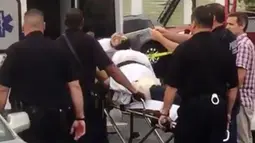 Ahmad Khan Rahami saat dibawa ke mobil ambulan setelah dilumpuhkan oleh polisi dalam tembak menembak di Linden, New Jersey, (19/9). Kepolisian New Jersey, akan memeriksa Rahami terkait ledakan bom pipa di Seaside Park. (REUTERS/Anthony Genaro)
