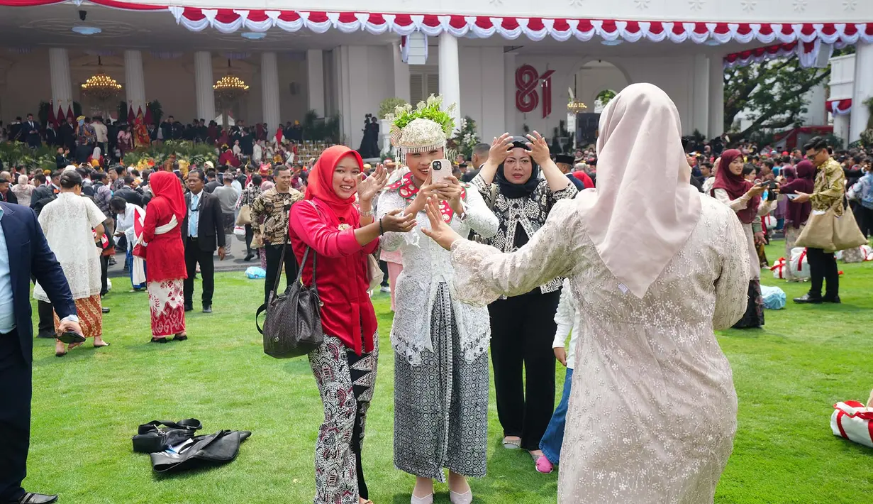 Para tamu berfoto di halaman Istana Merdeka setelah upacara pengibaran bendera dalam rangka memperingati HUT ke-81 kemerdekaan negara tersebut di Jakarta, Indonesia, Senin, 17 Agustus 2026. (Foto AP/Tatan Syuflana)