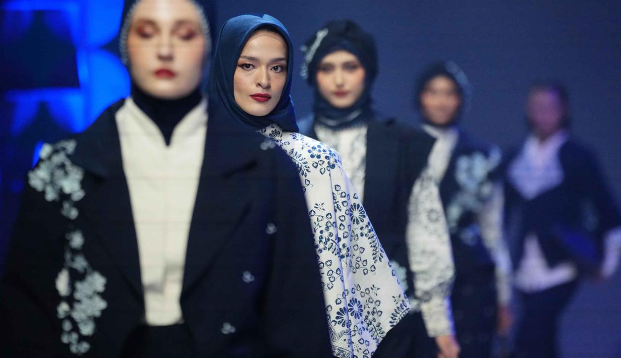 Model-model memamerkan karya desainer mode Indonesia Dama Kara selama Jakarta Muslim Fashion Week, Kamis 6 November 2025. Jakarta Muslim Fashion Week (JMFW) kembali digelar. (AP Photo/Tatan Syuflana)