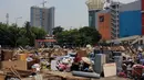 Sejumlah pemilik kios di Terminal Depok, Jawa Barat, menunggui barang milik mereka usai pembongkaran, (8/10/2014). 150 bangunan kios dan 80 lapak PKL ditertibkan guna pembangunan Terminal Terpadu Kota Depok. (Liputan6.com/Helmi Fithriansyah)