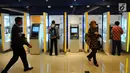 Nasabah melakukan transaksi di ATM Mandiri, Jakarta, Senin (29/4/2019). Direktur Manajemen Risiko Bank Mandiri Ahmad Siddik Badruddin menyebutkan kenaikan laba bersih pada Kuartal I 2019 didorong kenaikan pendapatan bunga sebesar 15,05 persen YoY menjadi Rp 22,0 triliun. (Liputan6.com/Angga Yuniar)