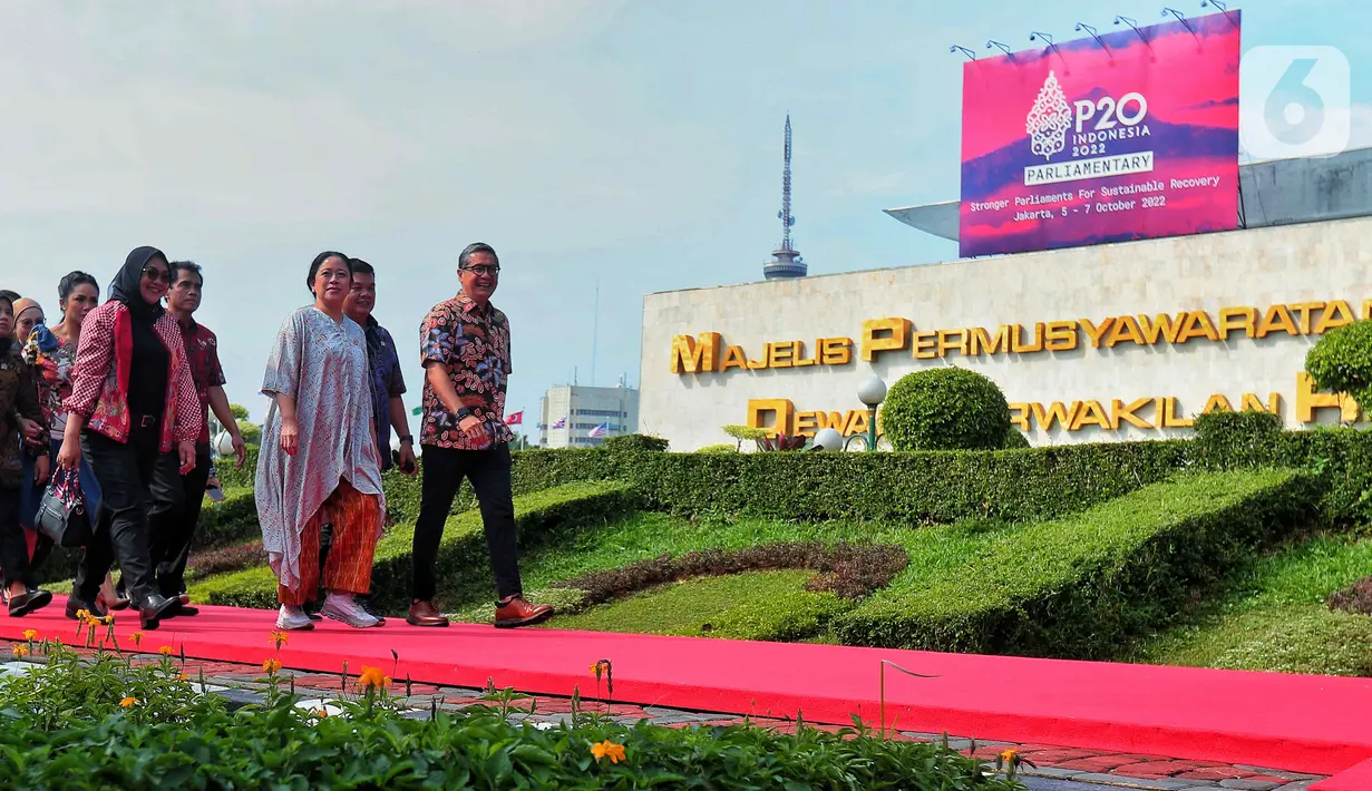 Ketua DPR Puan Maharani (kiri depan) saat akan melakukan penanaman pohon bersama para delegasi yang hadir pada acara P20 di Taman Energi, Kompleks Parlemen MPR/DPR-DPD, Senayan, Jakarta, Jumat (7/10/2022). Penanaman pohon ini merupakan rangkaian The 8th G20 Parliamentary Speakers’ Summit (P20) yang hari ini merupakan penutupan. (Liputan6.com/Angga Yuniar)