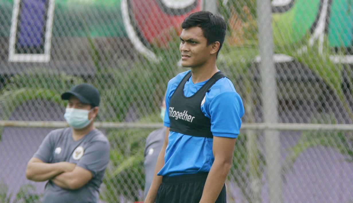 Pemain Timnas Indonesia, Rachmat Irianto, saat sesi latihan di Lapangan D Senayan, Jakarta, Rabu, (10/2/2021). Latihan tersebut untuk persiapan SEA Games 2021 di Vietnam. (Bola.com/M Iqbal Ichsan)