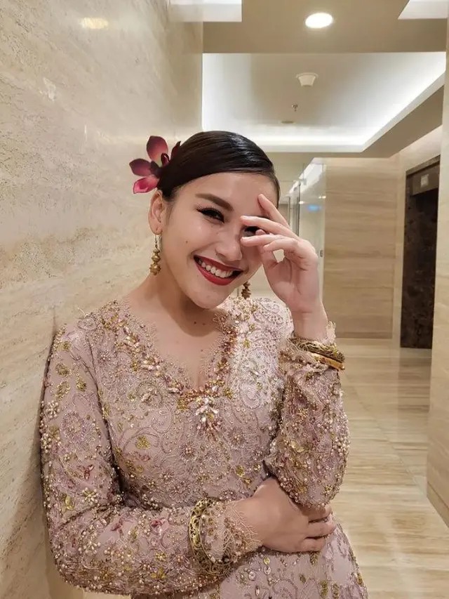 8 Pesona Cantik Ayu Ting Ting Pakai Baju Kurung Melayu, Banjir Pujian Warganet