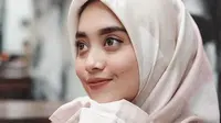 Nabila Hatifa memberikan inspirasi dan tutorial gunakan hijab praktis kurang dari 30 detik.
