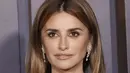 Penelope Cruz melengkapi gaunnya dengan anting-anting perak yang menjuntai dan cincin yang serasi. (Frazer Harrison / GETTY IMAGES NORTH AMERICA / Getty Images via AFP)