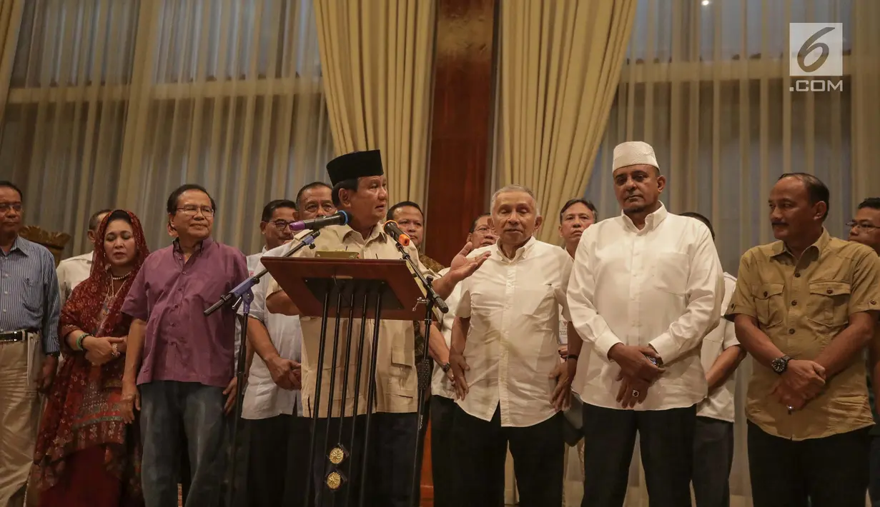 Capres Prabowo Subianto didampingi sejumlah pengurus BPN memberikan keterangan terhadap wartawan di Jakarta, Rabu (8/5). Prabowo menyoroti peristiwa-peristiwa politik terkini seperti pernyataan Hendropriyono soal Rizieq Shihab, dan penetapan tersangka Bachtiar Nasir. (Liputan6.com/Faizal Fanani)