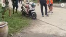 Dalam unggahannya yang menampilkan di balik layar proses syuting, Lisa terlihat fokus belajar mengendarai motor matic yang menjadi kendaraan pribadinya dalam beberapa adegan. Lisa juga dibantu oleh beberapa kru film dalam pengambilan gambar. (Liputan6.com/IG/@lalalalisa_m)