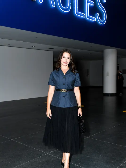 Kristin Davis mengenakan Dior Ready-To-Wear oleh Maria Grazia Chiuri. Begitu juga belt, tas, dan sepatu dari Dior. (Foto: Dior)