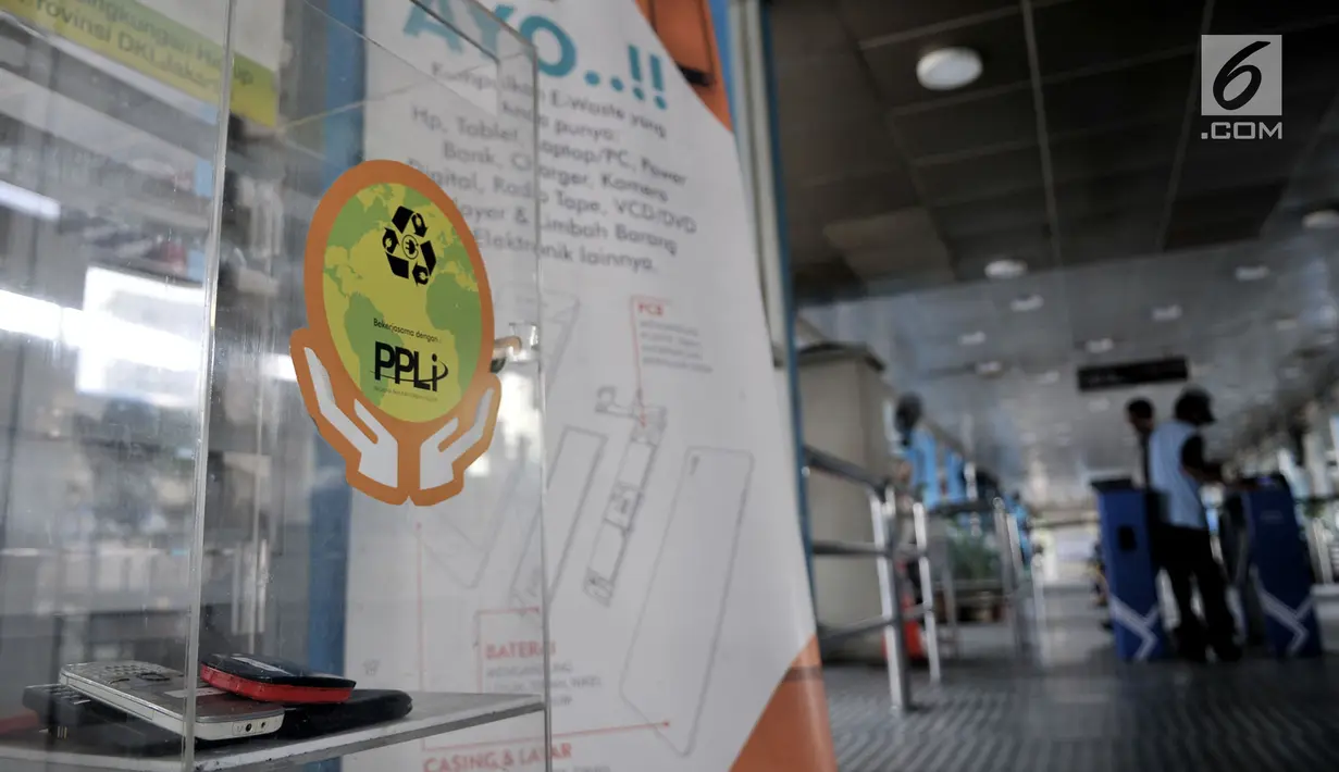 Sampah elektronik terlihat di dalam kotak penampung (drop box) sampah elektronik (e-waste) di Halte Transjakarta Kampung Melayu, Jakarta, Selasa (8/5). Sampah elektronik tersebut dimusnahkan selama dua minggu sekali. (Merdeka.com/Iqbal S. Nugroho)