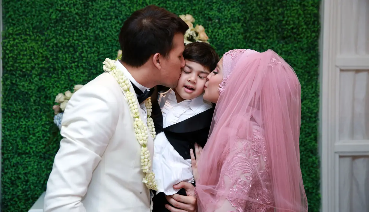 Khidmat dan sakralnya suasana akad nikah Risty Tagor dan Stuart Collin (M. Akrom Sukarya/Bintang.com)