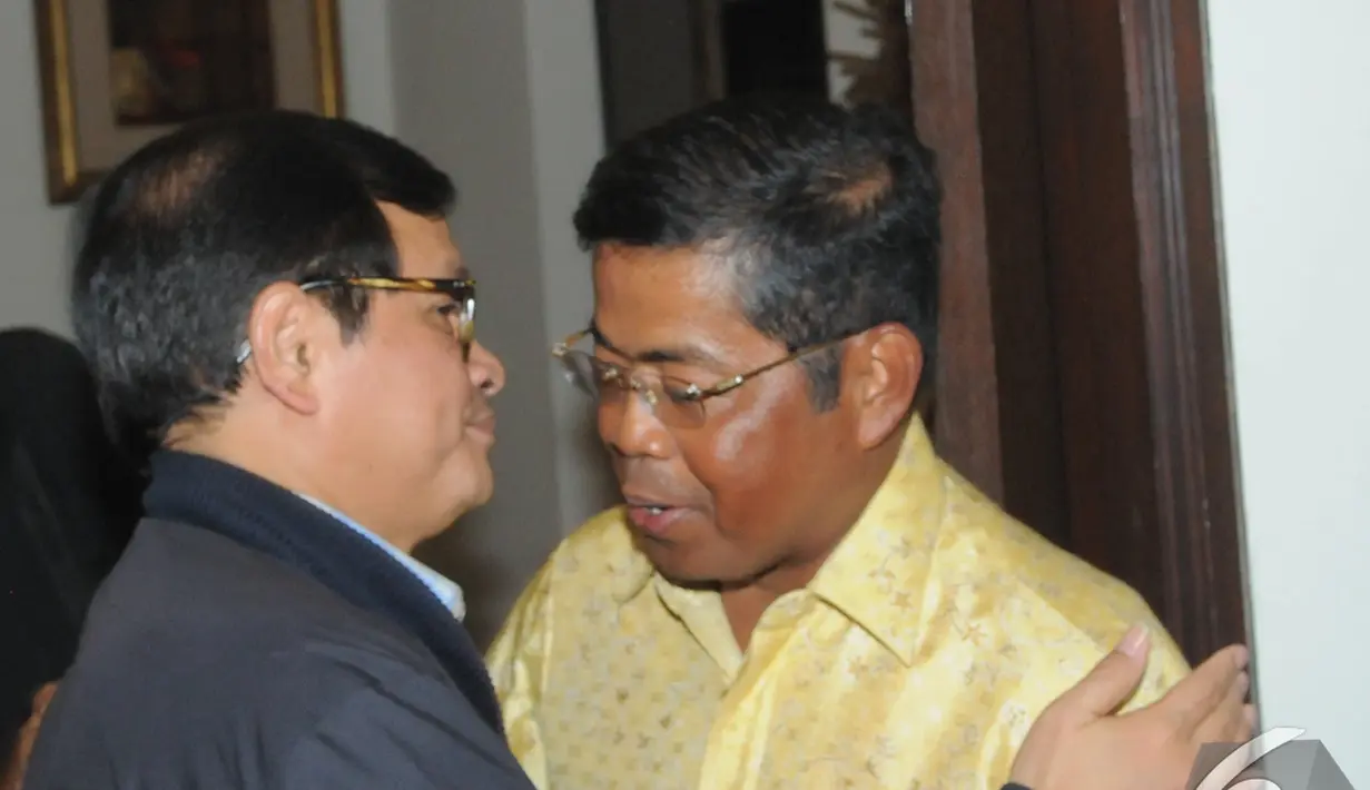 Pramono Anung (kiri) berpelukan dengan Idrus Marham (kanan) saat mengadakan pertemuan di kediaman Hatta Rajasa, Jakarta. Foto diambil pada Sabtu (15/11/2014) (Liputan6.com/Herman Zakharia)